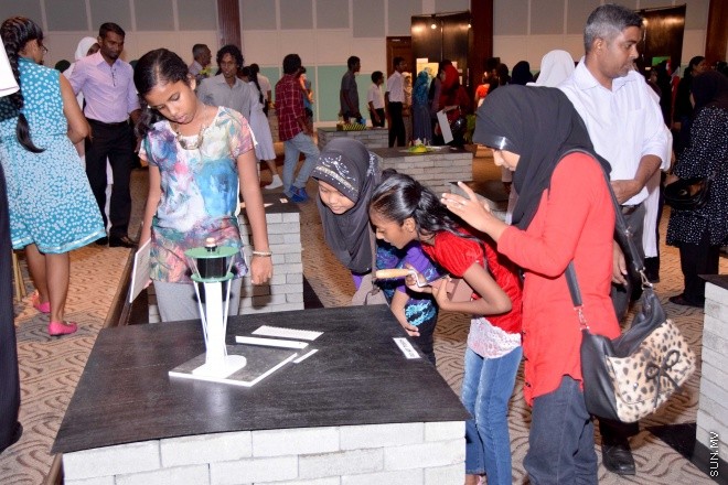 މޭ 28، 2015: ކޮންސްޓްރަކްޝަން އެވެއާނަސް ޗެލެންގު ވަނަވަނައަށް އައި ކުދިންނަށް އިނާމު ދިނުމަށާއި އެކްސްހިބިޝަން ހުޅުވުމަށް ބޭއްވި ރަސްމިއްޔާތުގެ ތެރެއިން -- ސަންފޮޓޯ/ އަލީ ނަސީރު