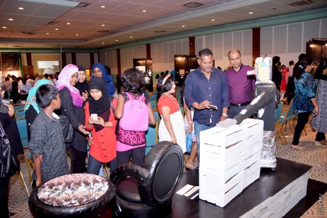 މޭ 28، 2015: ކޮންސްޓްރަކްޝަން އެވެއާނަސް ޗެލެންގު ވަނަވަނައަށް އައި ކުދިންނަށް އިނާމު ދިނުމަށާއި އެކްސްހިބިޝަން ހުޅުވުމަށް ބޭއްވި ރަސްމިއްޔާތުގެ ތެރެއިން -- ސަންފޮޓޯ/ އަލީ ނަސީރު