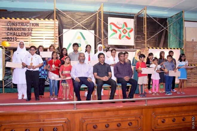 މޭ 28، 2015: ކޮންސްޓްރަކްޝަން އެވެއާނަސް ޗެލެންގު ވަނަވަނައަށް އައި ކުދިންނަށް އިނާމު ދިނުމަށާއި އެކްސްހިބިޝަން ހުޅުވުމަށް ބޭއްވި ރަސްމިއްޔާތުގެ ތެރެއިން -- ސަންފޮޓޯ/ އަލީ ނަސީރު
