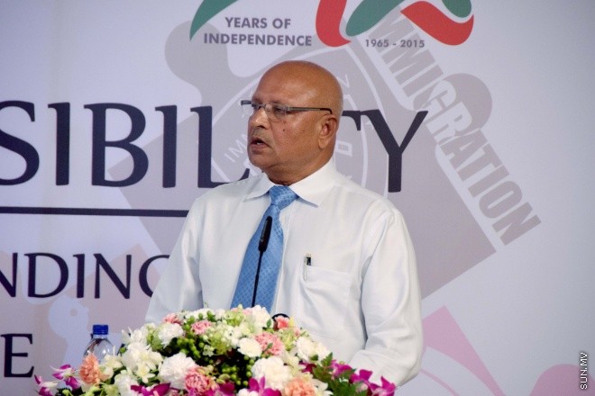 ޖޫން 1، 2015: ރާއްޖޭގައި ގަވާއިދާ ހިލާފަށް އުޅޭ ބިދޭސީން މަދު ކުރުމަށް، އިމިގްރޭޝަނުން ހިންގާ ޕްރޮގުރާމުގައި ބައިވެރިވި ފަރާތް ތަކާއެކު އެމްއޯޔޫގައި ސޮއި ކުރުމަށް މިއަދު ބޭއްވި ރަސްމިއްޔާތުގެ ތެރެއިން -- ސަންފޮޓޯ/ އަލީ ނަސީރު