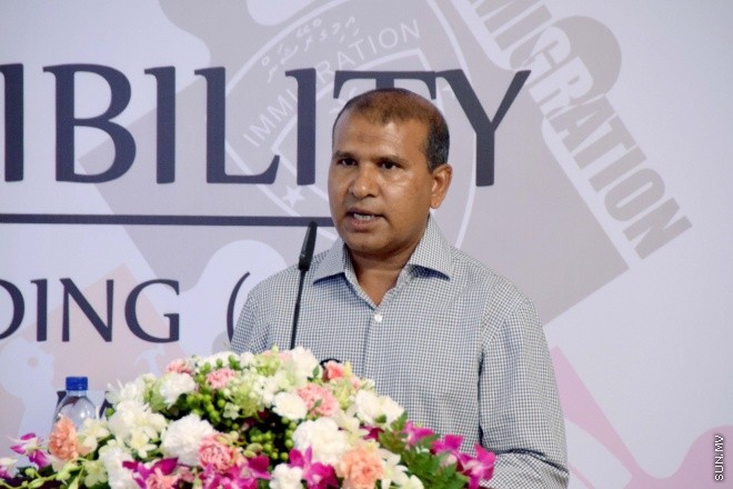 ޖޫން 1، 2015: ރާއްޖޭގައި ގަވާއިދާ ހިލާފަށް އުޅޭ ބިދޭސީން މަދު ކުރުމަށް، އިމިގްރޭޝަނުން ހިންގާ ޕްރޮގުރާމުގައި ބައިވެރިވި ފަރާތް ތަކާއެކު އެމްއޯޔޫގައި ސޮއި ކުރުމަށް މިއަދު ބޭއްވި ރަސްމިއްޔާތުގެ ތެރެއިން -- ސަންފޮޓޯ/ އަލީ ނަސީރު