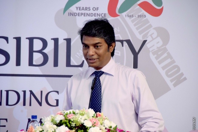 ޖޫން 1، 2015: ރާއްޖޭގައި ގަވާއިދާ ހިލާފަށް އުޅޭ ބިދޭސީން މަދު ކުރުމަށް، އިމިގްރޭޝަނުން ހިންގާ ޕްރޮގުރާމުގައި ބައިވެރިވި ފަރާތް ތަކާއެކު އެމްއޯޔޫގައި ސޮއި ކުރުމަށް މިއަދު ބޭއްވި ރަސްމިއްޔާތުގެ ތެރެއިން -- ސަންފޮޓޯ/ އަލީ ނަސީރު