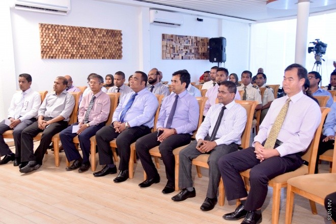 ޖޫން 1، 2015: ރާއްޖޭގައި ގަވާއިދާ ހިލާފަށް އުޅޭ ބިދޭސީން މަދު ކުރުމަށް، އިމިގްރޭޝަނުން ހިންގާ ޕްރޮގުރާމުގައި ބައިވެރިވި ފަރާތް ތަކާއެކު އެމްއޯޔޫގައި ސޮއި ކުރުމަށް މިއަދު ބޭއްވި ރަސްމިއްޔާތުގެ ތެރެއިން -- ސަންފޮޓޯ/ އަލީ ނަސީރު