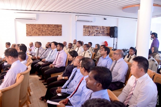 ޖޫން 1، 2015: ރާއްޖޭގައި ގަވާއިދާ ހިލާފަށް އުޅޭ ބިދޭސީން މަދު ކުރުމަށް، އިމިގްރޭޝަނުން ހިންގާ ޕްރޮގުރާމުގައި ބައިވެރިވި ފަރާތް ތަކާއެކު އެމްއޯޔޫގައި ސޮއި ކުރުމަށް މިއަދު ބޭއްވި ރަސްމިއްޔާތުގެ ތެރެއިން -- ސަންފޮޓޯ/ އަލީ ނަސީރު