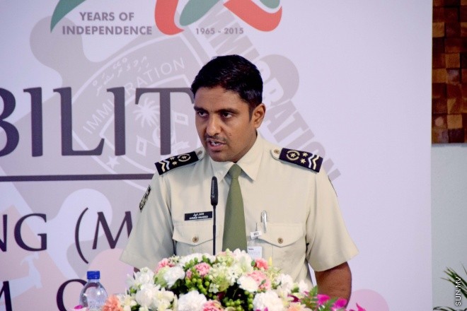 ޖޫން 1، 2015: ރާއްޖޭގައި ގަވާއިދާ ހިލާފަށް އުޅޭ ބިދޭސީން މަދު ކުރުމަށް، އިމިގްރޭޝަނުން ހިންގާ ޕްރޮގުރާމުގައި ބައިވެރިވި ފަރާތް ތަކާއެކު އެމްއޯޔޫގައި ސޮއި ކުރުމަށް މިއަދު ބޭއްވި ރަސްމިއްޔާތުގެ ތެރެއިން -- ސަންފޮޓޯ/ އަލީ ނަސީރު