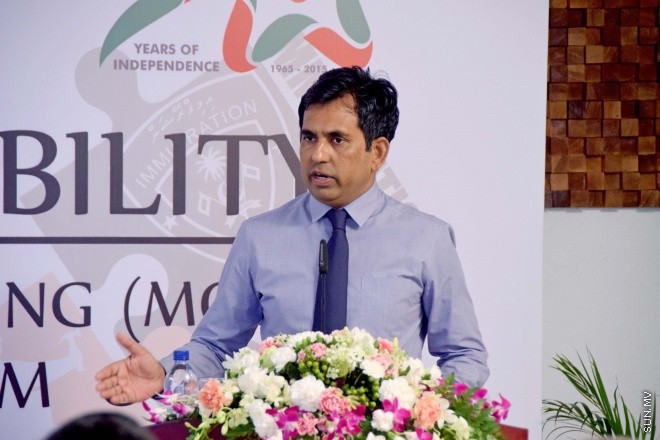 ޖޫން 1، 2015: ރާއްޖޭގައި ގަވާއިދާ ހިލާފަށް އުޅޭ ބިދޭސީން މަދު ކުރުމަށް، އިމިގްރޭޝަނުން ހިންގާ ޕްރޮގުރާމުގައި ބައިވެރިވި ފަރާތް ތަކާއެކު އެމްއޯޔޫގައި ސޮއި ކުރުމަށް މިއަދު ބޭއްވި ރަސްމިއްޔާތުގެ ތެރެއިން -- ސަންފޮޓޯ/ އަލީ ނަސީރު