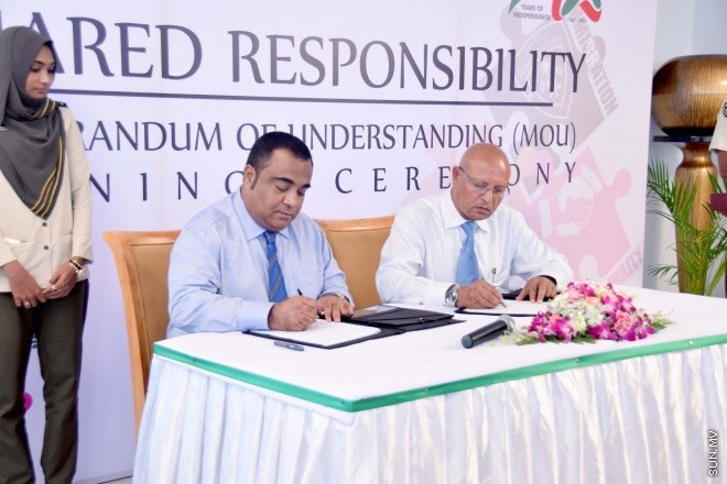 ޖޫން 1، 2015: ރާއްޖޭގައި ގަވާއިދާ ހިލާފަށް އުޅޭ ބިދޭސީން މަދު ކުރުމަށް، އިމިގްރޭޝަނުން ހިންގާ ޕްރޮގުރާމުގައި ބައިވެރިވި ފަރާތް ތަކާއެކު އެމްއޯޔޫގައި ސޮއި ކުރުމަށް މިއަދު ބޭއްވި ރަސްމިއްޔާތުގެ ތެރެއިން -- ސަންފޮޓޯ/ އަލީ ނަސީރު