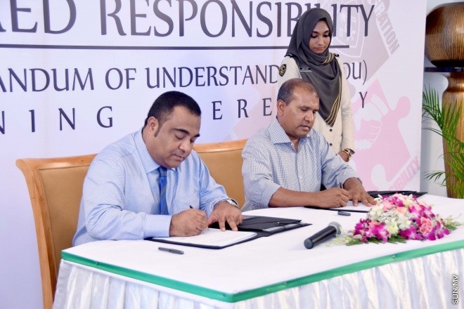 ޖޫން 1، 2015: ރާއްޖޭގައި ގަވާއިދާ ހިލާފަށް އުޅޭ ބިދޭސީން މަދު ކުރުމަށް، އިމިގްރޭޝަނުން ހިންގާ ޕްރޮގުރާމުގައި ބައިވެރިވި ފަރާތް ތަކާއެކު އެމްއޯޔޫގައި ސޮއި ކުރުމަށް މިއަދު ބޭއްވި ރަސްމިއްޔާތުގެ ތެރެއިން -- ސަންފޮޓޯ/ އަލީ ނަސީރު