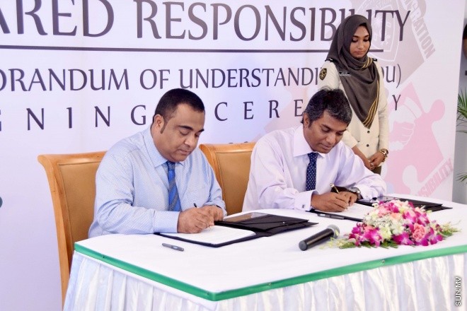 ޖޫން 1، 2015: ރާއްޖޭގައި ގަވާއިދާ ހިލާފަށް އުޅޭ ބިދޭސީން މަދު ކުރުމަށް، އިމިގްރޭޝަނުން ހިންގާ ޕްރޮގުރާމުގައި ބައިވެރިވި ފަރާތް ތަކާއެކު އެމްއޯޔޫގައި ސޮއި ކުރުމަށް މިއަދު ބޭއްވި ރަސްމިއްޔާތުގެ ތެރެއިން -- ސަންފޮޓޯ/ އަލީ ނަސީރު
