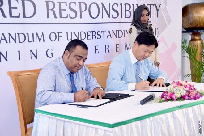 ޖޫން 1، 2015: ރާއްޖޭގައި ގަވާއިދާ ހިލާފަށް އުޅޭ ބިދޭސީން މަދު ކުރުމަށް، އިމިގްރޭޝަނުން ހިންގާ ޕްރޮގުރާމުގައި ބައިވެރިވި ފަރާތް ތަކާއެކު އެމްއޯޔޫގައި ސޮއި ކުރުމަށް މިއަދު ބޭއްވި ރަސްމިއްޔާތުގެ ތެރެއިން -- ސަންފޮޓޯ/ އަލީ ނަސީރު