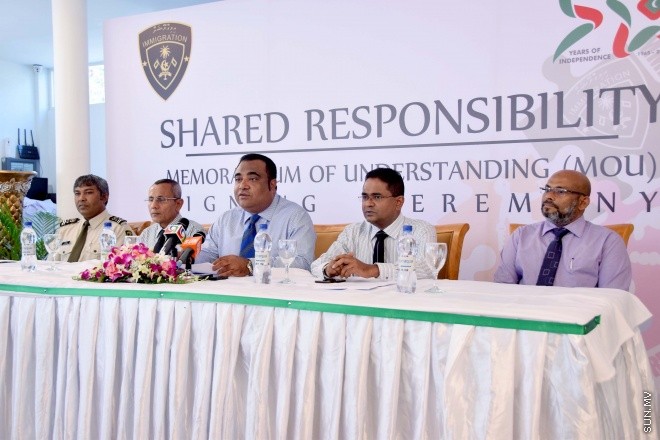 ޖޫން 1، 2015: ރާއްޖޭގައި ގަވާއިދާ ހިލާފަށް އުޅޭ ބިދޭސީން މަދު ކުރުމަށް، އިމިގްރޭޝަނުން ހިންގާ ޕްރޮގުރާމުގައި ބައިވެރިވި ފަރާތް ތަކާއެކު އެމްއޯޔޫގައި ސޮއި ކުރުމަށް މިއަދު ބޭއްވި ރަސްމިއްޔާތުގެ ތެރެއިން -- ސަންފޮޓޯ/ އަލީ ނަސީރު