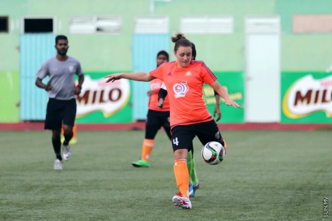 ޖޫން 1، 2015: މައިލޯ އަންހެން ޑިވިޜަން ފުޓްބޯލް ޗެމްޕިއަންޝިޕްގައި ސަން ހޮޓެލްސް އެންޑް ރިޒޯޓް އާއި ލ. އަތޮޅަށް ނިސްބަތްވާ ސްޓާ ބައްދަލުކުރި މެޗްގެ ތެރެއިން -- ސަން ފޮޓޯ/ފަޔާޒު މޫސާ 