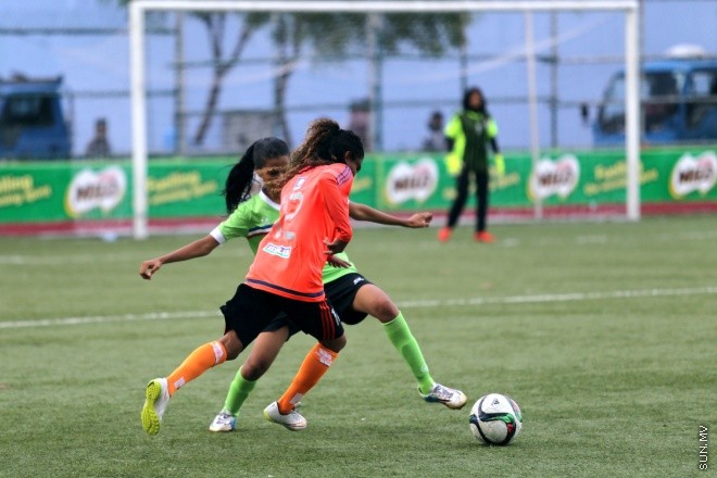 ޖޫން 1، 2015: މައިލޯ އަންހެން ޑިވިޜަން ފުޓްބޯލް ޗެމްޕިއަންޝިޕްގައި ސަން ހޮޓެލްސް އެންޑް ރިޒޯޓް އާއި ލ. އަތޮޅަށް ނިސްބަތްވާ ސްޓާ ބައްދަލުކުރި މެޗްގެ ތެރެއިން -- ސަން ފޮޓޯ/ފަޔާޒު މޫސާ 