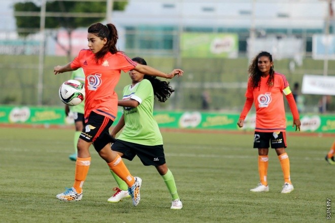 ޖޫން 1، 2015: މައިލޯ އަންހެން ޑިވިޜަން ފުޓްބޯލް ޗެމްޕިއަންޝިޕްގައި ސަން ހޮޓެލްސް އެންޑް ރިޒޯޓް އާއި ލ. އަތޮޅަށް ނިސްބަތްވާ ސްޓާ ބައްދަލުކުރި މެޗްގެ ތެރެއިން -- ސަން ފޮޓޯ/ފަޔާޒު މޫސާ 