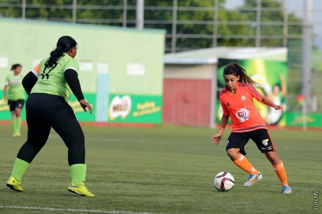 ޖޫން 1، 2015: މައިލޯ އަންހެން ޑިވިޜަން ފުޓްބޯލް ޗެމްޕިއަންޝިޕްގައި ސަން ހޮޓެލްސް އެންޑް ރިޒޯޓް އާއި ލ. އަތޮޅަށް ނިސްބަތްވާ ސްޓާ ބައްދަލުކުރި މެޗްގެ ތެރެއިން -- ސަން ފޮޓޯ/ފަޔާޒު މޫސާ 