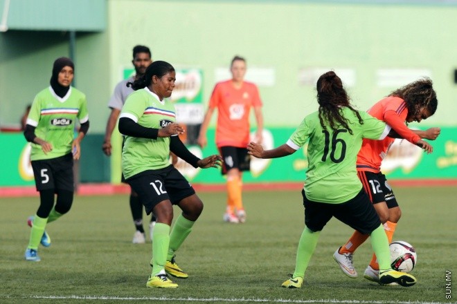ޖޫން 1، 2015: މައިލޯ އަންހެން ޑިވިޜަން ފުޓްބޯލް ޗެމްޕިއަންޝިޕްގައި ސަން ހޮޓެލްސް އެންޑް ރިޒޯޓް އާއި ލ. އަތޮޅަށް ނިސްބަތްވާ ސްޓާ ބައްދަލުކުރި މެޗްގެ ތެރެއިން -- ސަން ފޮޓޯ/ފަޔާޒު މޫސާ 