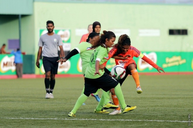 ޖޫން 1، 2015: މައިލޯ އަންހެން ޑިވިޜަން ފުޓްބޯލް ޗެމްޕިއަންޝިޕްގައި ސަން ހޮޓެލްސް އެންޑް ރިޒޯޓް އާއި ލ. އަތޮޅަށް ނިސްބަތްވާ ސްޓާ ބައްދަލުކުރި މެޗްގެ ތެރެއިން -- ސަން ފޮޓޯ/ފަޔާޒު މޫސާ 