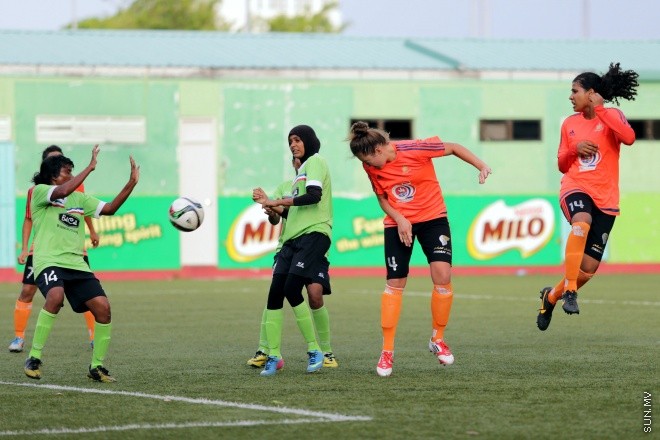 ޖޫން 1، 2015: މައިލޯ އަންހެން ޑިވިޜަން ފުޓްބޯލް ޗެމްޕިއަންޝިޕްގައި ސަން ހޮޓެލްސް އެންޑް ރިޒޯޓް އާއި ލ. އަތޮޅަށް ނިސްބަތްވާ ސްޓާ ބައްދަލުކުރި މެޗްގެ ތެރެއިން -- ސަން ފޮޓޯ/ފަޔާޒު މޫސާ 