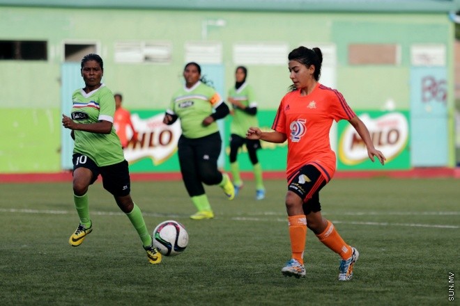 ޖޫން 1، 2015: މައިލޯ އަންހެން ޑިވިޜަން ފުޓްބޯލް ޗެމްޕިއަންޝިޕްގައި ސަން ހޮޓެލްސް އެންޑް ރިޒޯޓް އާއި ލ. އަތޮޅަށް ނިސްބަތްވާ ސްޓާ ބައްދަލުކުރި މެޗްގެ ތެރެއިން -- ސަން ފޮޓޯ/ފަޔާޒު މޫސާ 
