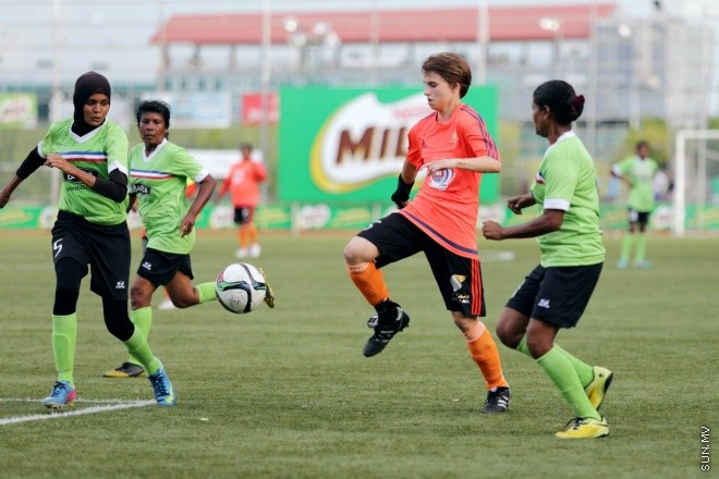 ޖޫން 1، 2015: މައިލޯ އަންހެން ޑިވިޜަން ފުޓްބޯލް ޗެމްޕިއަންޝިޕްގައި ސަން ހޮޓެލްސް އެންޑް ރިޒޯޓް އާއި ލ. އަތޮޅަށް ނިސްބަތްވާ ސްޓާ ބައްދަލުކުރި މެޗްގެ ތެރެއިން -- ސަން ފޮޓޯ/ފަޔާޒު މޫސާ 