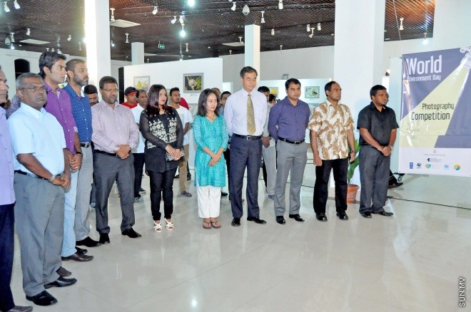 ޖޫން 5، 2015: ދުނިޔޭގެ ތިމާވެށީގެ ދުވަހާ ގުޅުވައިގެން އެންވަޔަރަމަންޓް މިނިސްޓްރީއާ ފޮޓޯގްރާފާސް އެސޯސިއޭޝަން ގުޅިގެން ބާއްވާ ފޮޓޯ މައުރަޒު ހުޅުވުމުގެ ރަސްމިއްޔާތުގެ ތެރެއިން -- ސަންފޮޓޯ/ އަލީ ނަސީރު