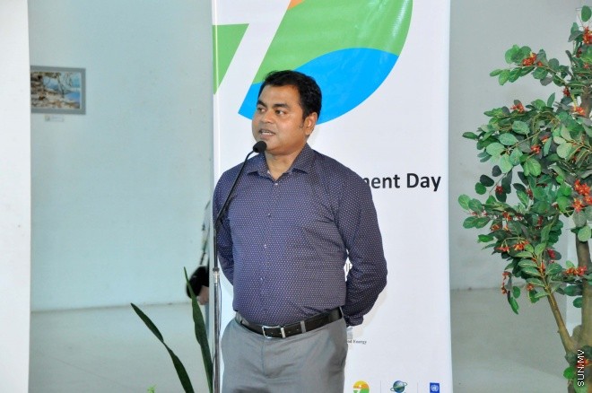 ޖޫން 5، 2015: ދުނިޔޭގެ ތިމާވެށީގެ ދުވަހާ ގުޅުވައިގެން އެންވަޔަރަމަންޓް މިނިސްޓްރީއާ ފޮޓޯގްރާފާސް އެސޯސިއޭޝަން ގުޅިގެން ބާއްވާ ފޮޓޯ މައުރަޒު ހުޅުވުމުގެ ރަސްމިއްޔާތުގެ ތެރެއިން -- ސަންފޮޓޯ/ އަލީ ނަސީރު