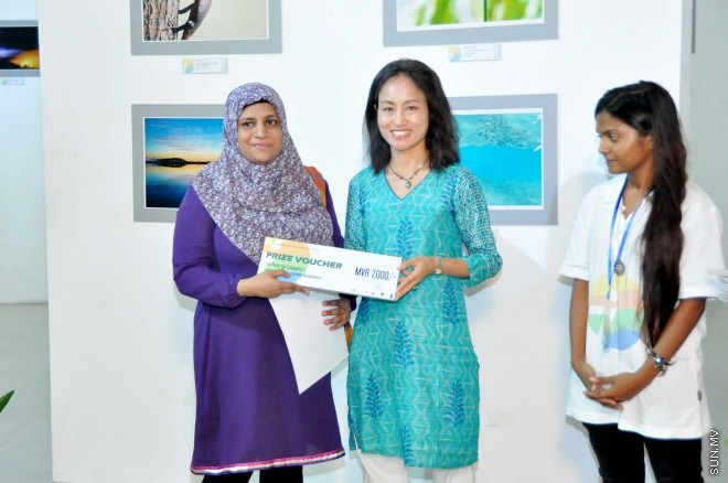 ޖޫން 5، 2015: ދުނިޔޭގެ ތިމާވެށީގެ ދުވަހާ ގުޅުވައިގެން އެންވަޔަރަމަންޓް މިނިސްޓްރީއާ ފޮޓޯގްރާފާސް އެސޯސިއޭޝަން ގުޅިގެން ބާއްވާ ފޮޓޯ މައުރަޒު ހުޅުވުމުގެ ރަސްމިއްޔާތުގެ ތެރެއިން -- ސަންފޮޓޯ/ އަލީ ނަސީރު