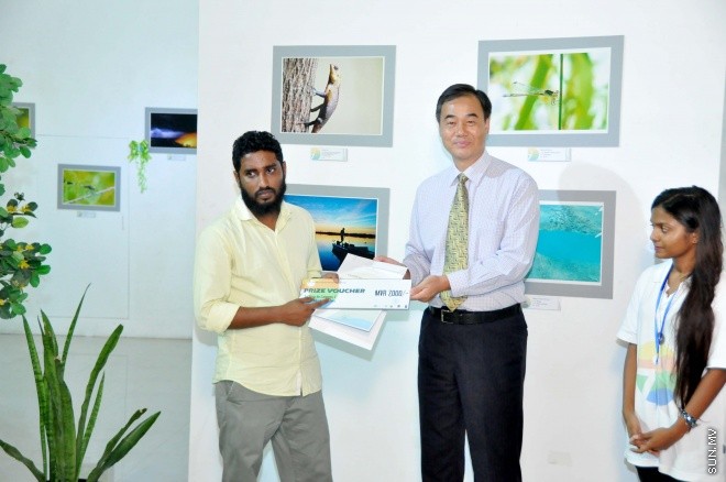 ޖޫން 5، 2015: ދުނިޔޭގެ ތިމާވެށީގެ ދުވަހާ ގުޅުވައިގެން އެންވަޔަރަމަންޓް މިނިސްޓްރީއާ ފޮޓޯގްރާފާސް އެސޯސިއޭޝަން ގުޅިގެން ބާއްވާ ފޮޓޯ މައުރަޒު ހުޅުވުމުގެ ރަސްމިއްޔާތުގެ ތެރެއިން -- ސަންފޮޓޯ/ އަލީ ނަސީރު