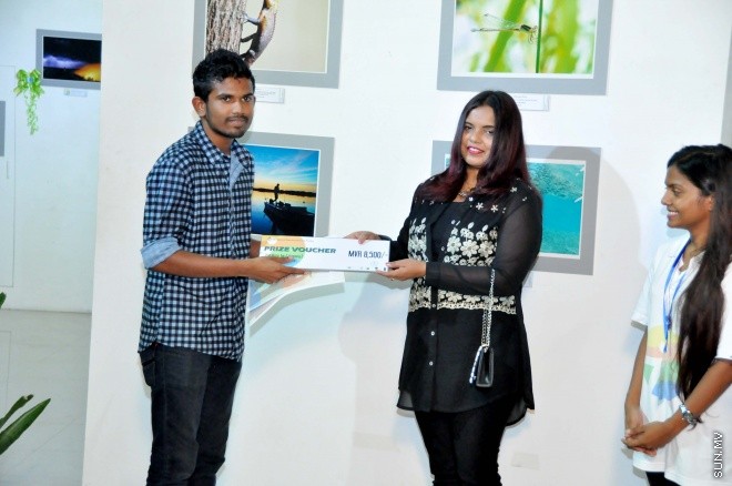 ޖޫން 5، 2015: ދުނިޔޭގެ ތިމާވެށީގެ ދުވަހާ ގުޅުވައިގެން އެންވަޔަރަމަންޓް މިނިސްޓްރީއާ ފޮޓޯގްރާފާސް އެސޯސިއޭޝަން ގުޅިގެން ބާއްވާ ފޮޓޯ މައުރަޒު ހުޅުވުމުގެ ރަސްމިއްޔާތުގެ ތެރެއިން -- ސަންފޮޓޯ/ އަލީ ނަސީރު