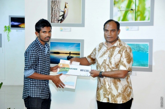 ޖޫން 5، 2015: ދުނިޔޭގެ ތިމާވެށީގެ ދުވަހާ ގުޅުވައިގެން އެންވަޔަރަމަންޓް މިނިސްޓްރީއާ ފޮޓޯގްރާފާސް އެސޯސިއޭޝަން ގުޅިގެން ބާއްވާ ފޮޓޯ މައުރަޒު ހުޅުވުމުގެ ރަސްމިއްޔާތުގެ ތެރެއިން -- ސަންފޮޓޯ/ އަލީ ނަސީރު