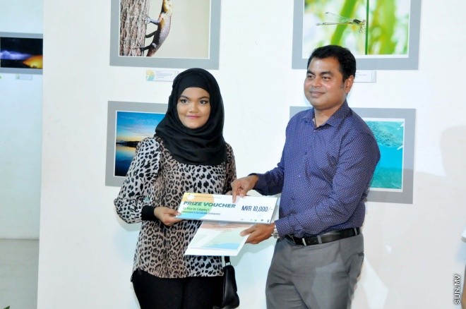 ޖޫން 5، 2015: ދުނިޔޭގެ ތިމާވެށީގެ ދުވަހާ ގުޅުވައިގެން އެންވަޔަރަމަންޓް މިނިސްޓްރީއާ ފޮޓޯގްރާފާސް އެސޯސިއޭޝަން ގުޅިގެން ބާއްވާ ފޮޓޯ މައުރަޒު ހުޅުވުމުގެ ރަސްމިއްޔާތުގެ ތެރެއިން -- ސަންފޮޓޯ/ އަލީ ނަސީރު