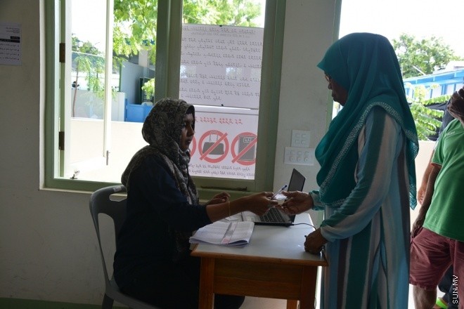 ޖޫން 6، 2015: މ. ދިއްގަރުގައި ވޯޓުލުން ކުރިއަށް ދަނީ ---- ސަން ފޮޓޯ/ އަހްމަދު އާޒިފް