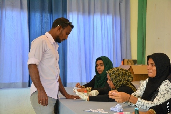 ޖޫން 6، 2015: މ. ދިއްގަރުގައި ވޯޓުލުން ކުރިއަށް ދަނީ ---- ސަން ފޮޓޯ/ އަހްމަދު އާޒިފް