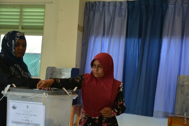 ޖޫން 6، 2015: މ. ދިއްގަރުގައި ވޯޓުލުން ކުރިއަށް ދަނީ ---- ސަން ފޮޓޯ/ އަހްމަދު އާޒިފް