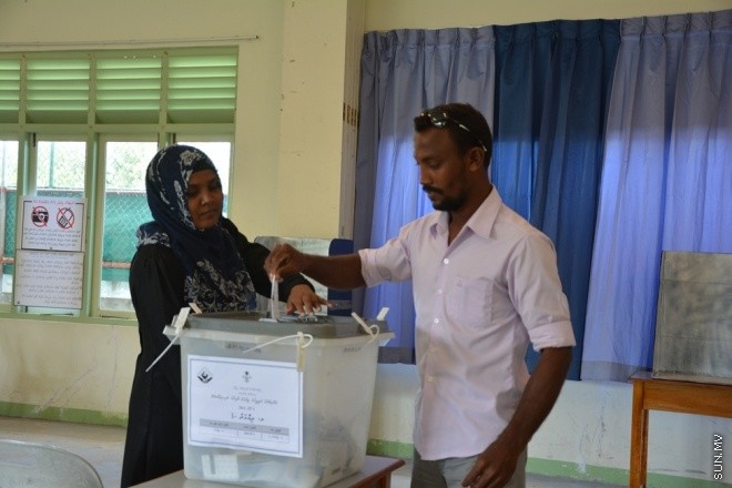 ޖޫން 6، 2015: މ. ދިއްގަރުގައި ވޯޓުލުން ކުރިއަށް ދަނީ ---- ސަން ފޮޓޯ/ އަހްމަދު އާޒިފް