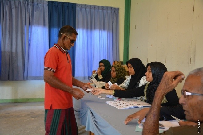ޖޫން 6، 2015: މ. ދިއްގަރުގައި ވޯޓުލުން ކުރިއަށް ދަނީ ---- ސަން ފޮޓޯ/ އަހްމަދު އާޒިފް