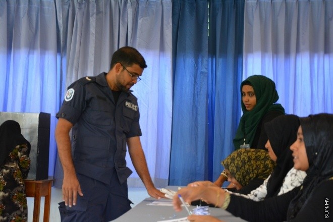 ޖޫން 6، 2015: މ. ދިއްގަރުގައި ވޯޓުލުން ކުރިއަށް ދަނީ ---- ސަން ފޮޓޯ/ އަހްމަދު އާޒިފް