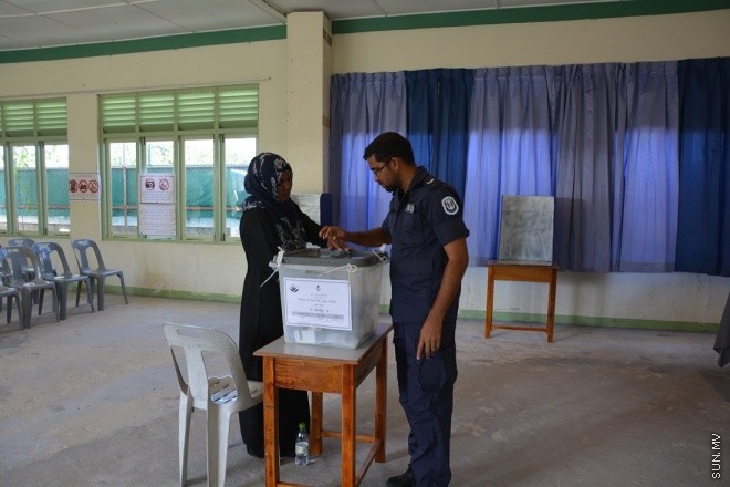 ޖޫން 6، 2015: މ. ދިއްގަރުގައި ވޯޓުލުން ކުރިއަށް ދަނީ ---- ސަން ފޮޓޯ/ އަހްމަދު އާޒިފް