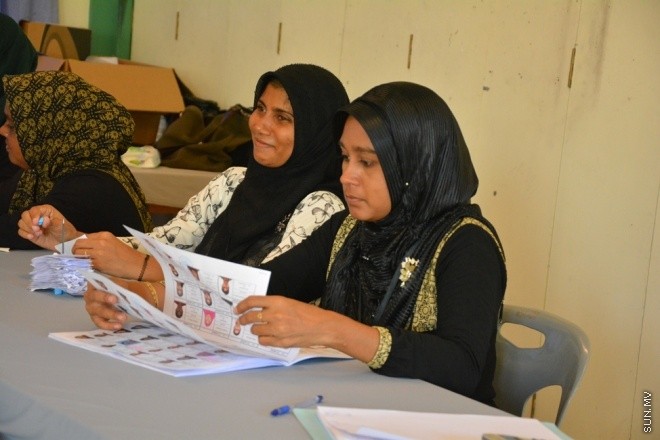 ޖޫން 6، 2015: މ. ދިއްގަރުގައި ވޯޓުލުން ކުރިއަށް ދަނީ ---- ސަން ފޮޓޯ/ އަހްމަދު އާޒިފް