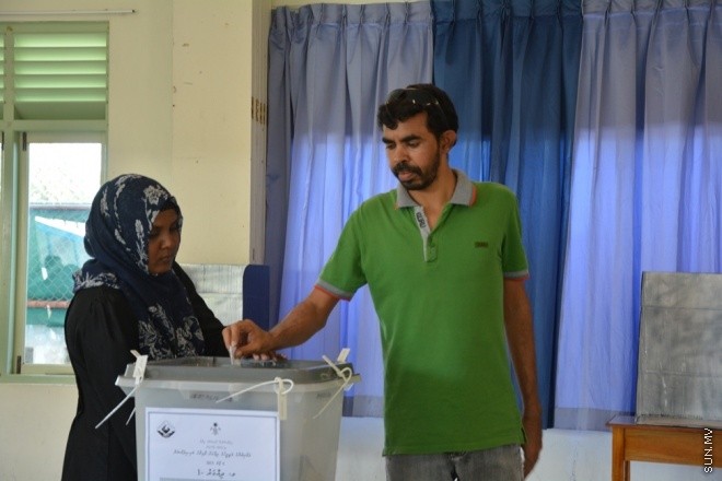 ޖޫން 6، 2015: މ. ދިއްގަރުގައި ވޯޓުލުން ކުރިއަށް ދަނީ ---- ސަން ފޮޓޯ/ އަހްމަދު އާޒިފް