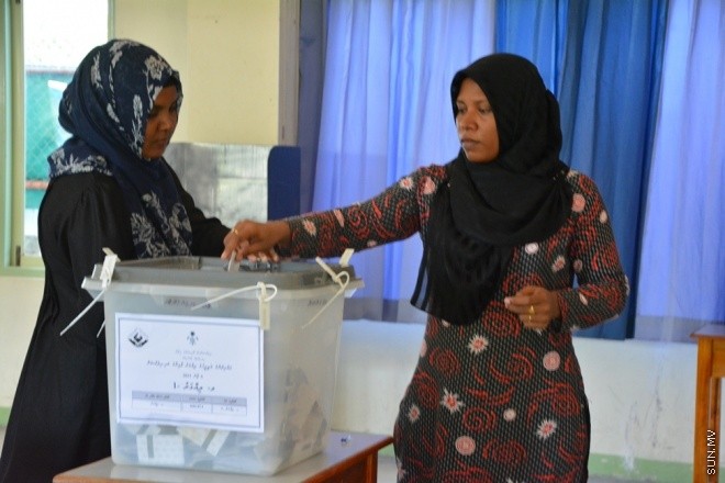 ޖޫން 6، 2015: މ. ދިއްގަރުގައި ވޯޓުލުން ކުރިއަށް ދަނީ ---- ސަން ފޮޓޯ/ އަހްމަދު އާޒިފް
