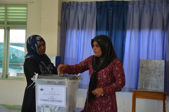 ޖޫން 6، 2015: މ. ދިއްގަރުގައި ވޯޓުލުން ކުރިއަށް ދަނީ ---- ސަން ފޮޓޯ/ އަހްމަދު އާޒިފް