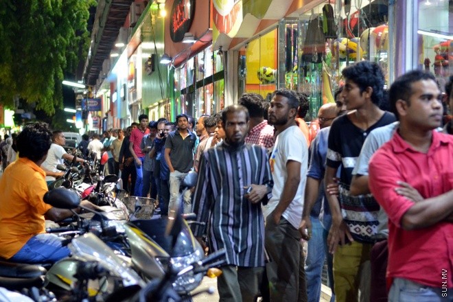 ޖޫން 9، 2015: ގައުމީ ފުޓްބޯޅަ ދަނޑުގައި ގަތަރާ ދެކޮޅަށް ގައުމީ ފުޓްބޯޅަ ޓީމް ކުޅޭ މެޗުގެ ޓިކެޓް ގަތުމަށް ގިނަ ބަޔަކު ކިއޫ ހެދުން -- ސަން ފޮޓޯ/ ފަޔާޒު މޫސާ