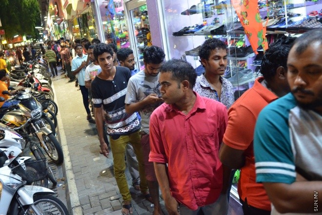 ޖޫން 9، 2015: ގައުމީ ފުޓްބޯޅަ ދަނޑުގައި ގަތަރާ ދެކޮޅަށް ގައުމީ ފުޓްބޯޅަ ޓީމް ކުޅޭ މެޗުގެ ޓިކެޓް ގަތުމަށް ގިނަ ބަޔަކު ކިއޫ ހެދުން -- ސަން ފޮޓޯ/ ފަޔާޒު މޫސާ