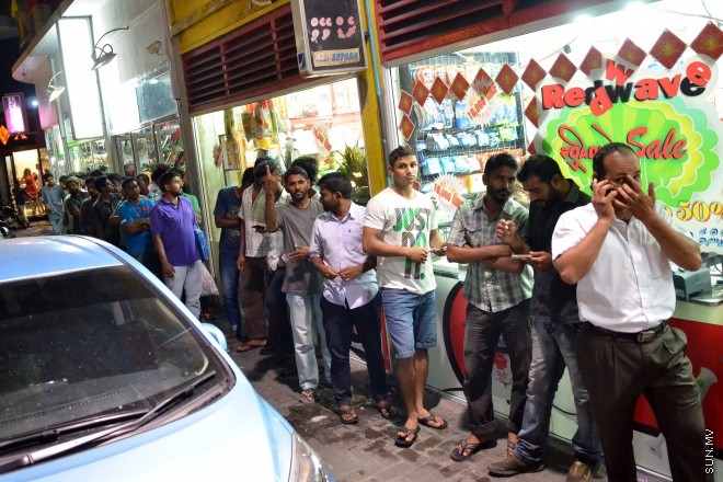 ޖޫން 9، 2015: ގައުމީ ފުޓްބޯޅަ ދަނޑުގައި ގަތަރާ ދެކޮޅަށް ގައުމީ ފުޓްބޯޅަ ޓީމް ކުޅޭ މެޗުގެ ޓިކެޓް ގަތުމަށް ގިނަ ބަޔަކު ކިއޫ ހެދުން -- ސަން ފޮޓޯ/ ފަޔާޒު މޫސާ