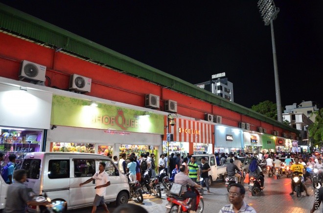 ޖޫން 9، 2015: ގައުމީ ފުޓްބޯޅަ ދަނޑުގައި ގަތަރާ ދެކޮޅަށް ގައުމީ ފުޓްބޯޅަ ޓީމް ކުޅޭ މެޗުގެ ޓިކެޓް ގަތުމަށް ގިނަ ބަޔަކު ކިއޫ ހެދުން -- ސަން ފޮޓޯ/ ފަޔާޒު މޫސާ
