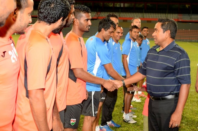 ޖޫން 9، 2015: ރައީސް ޔާމީން ގައުމީ ޓީމާ ބައްދަލު ކުރައްވައި، ޓީމުގެ ފަރިތަކުރުންތައް ބައްލަވާލެއްވުން-- ފޮޓޯ / ރައީސް އޮފީސް