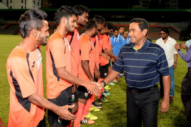 ޖޫން 9، 2015: ރައީސް ޔާމީން ގައުމީ ޓީމާ ބައްދަލު ކުރައްވައި، ޓީމުގެ ފަރިތަކުރުންތައް ބައްލަވާލެއްވުން-- ފޮޓޯ / ރައީސް އޮފީސް