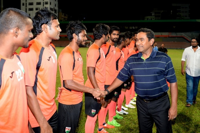 ޖޫން 9، 2015: ރައީސް ޔާމީން ގައުމީ ޓީމާ ބައްދަލު ކުރައްވައި، ޓީމުގެ ފަރިތަކުރުންތައް ބައްލަވާލެއްވުން-- ފޮޓޯ / ރައީސް އޮފީސް