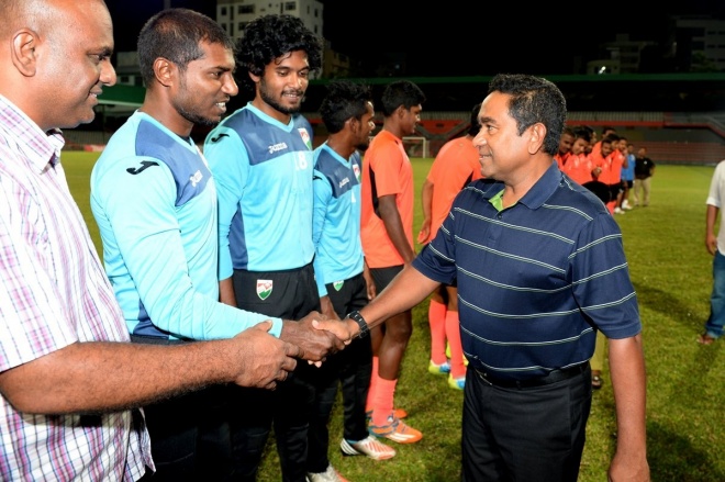 ޖޫން 9، 2015: ރައީސް ޔާމީން ގައުމީ ޓީމާ ބައްދަލު ކުރައްވައި، ޓީމުގެ ފަރިތަކުރުންތައް ބައްލަވާލެއްވުން-- ފޮޓޯ / ރައީސް އޮފީސް